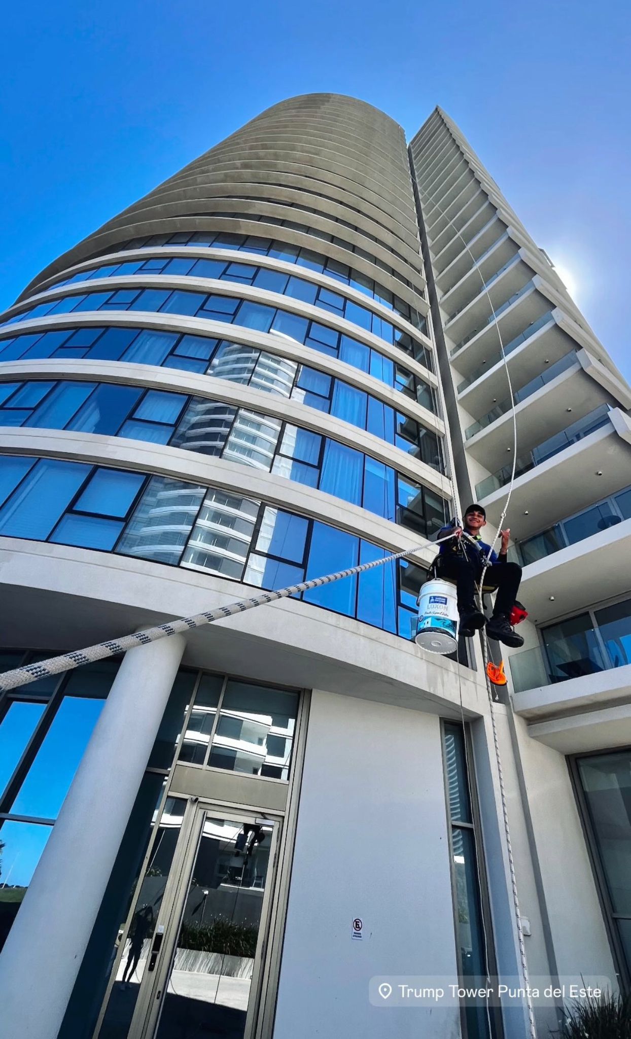 Trabajo en altura con rappel en una torre de Punta del Este